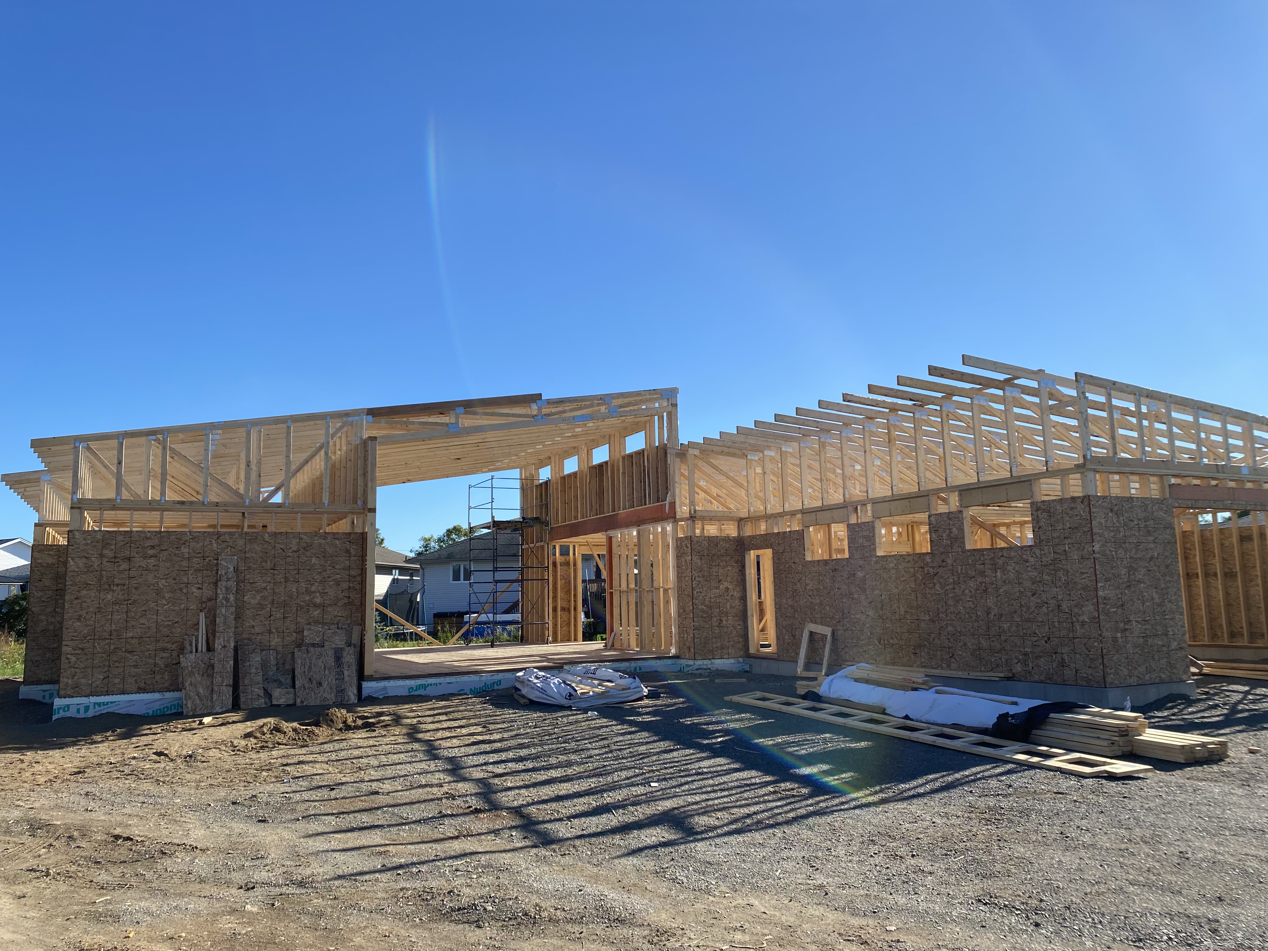 Two-wing build with trusses set on both sides and a breezeway opening